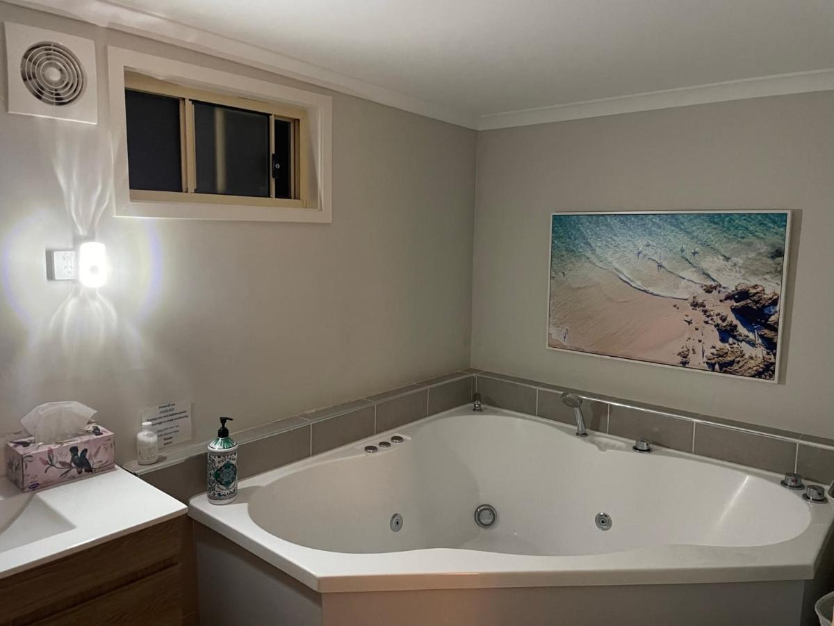 Churchill'S B&B Twin Spa Getaway Studio Swansea Exterior photo
